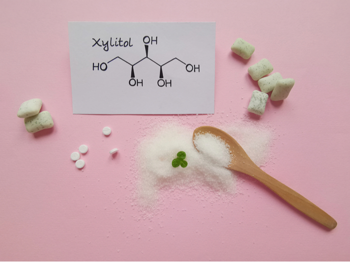 Ksilitol je šećerni alkohol koji se prirodno nalazi u voću i povrću i obično se koristi kao dodatak hrani i zamjena za šećer. (Slika: Danijela Maksimović / Shutterstock)