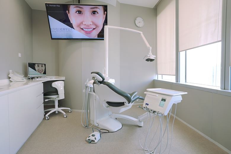 The D4 Dental Clinic is equipped with Planmeca Compact i Classic dental chair units.